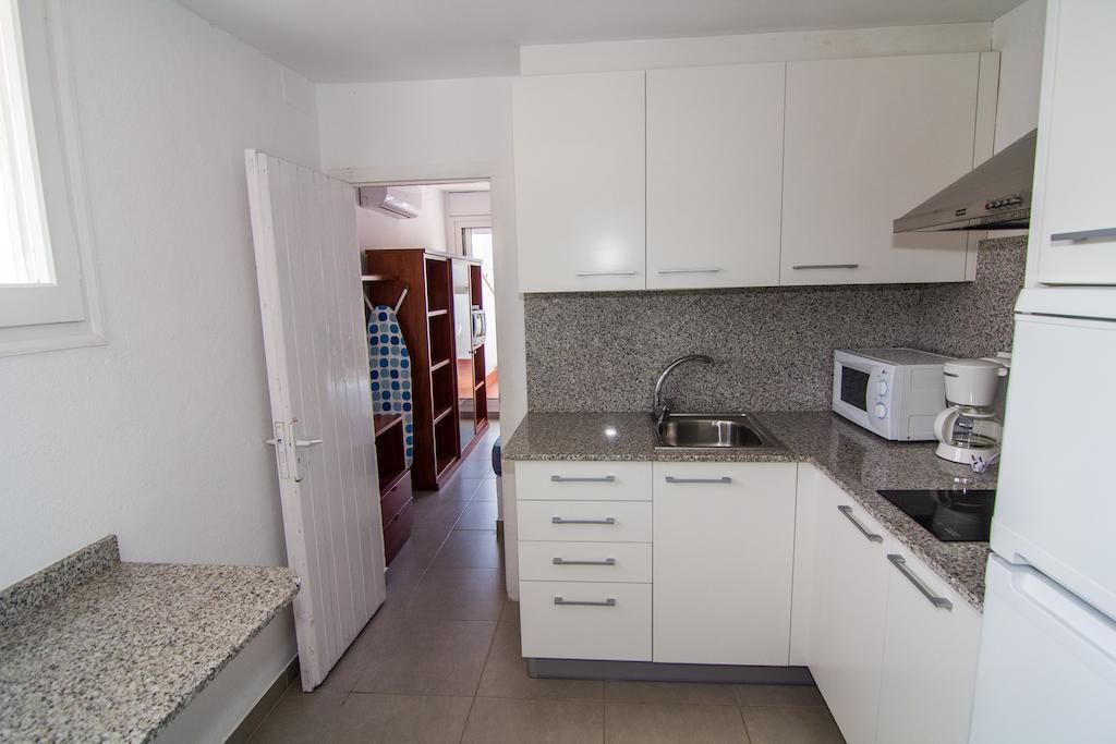 Agi Joan Badosa Apartment Roses Room photo